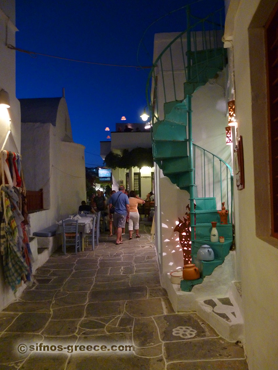 Il viale centrale di Apollonia di notte