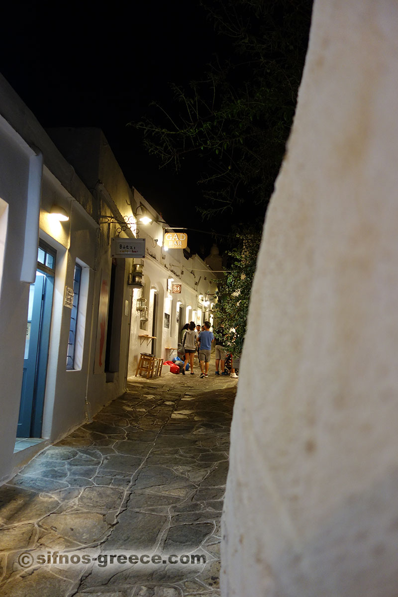 Il viale centrale di Apollonia di notte