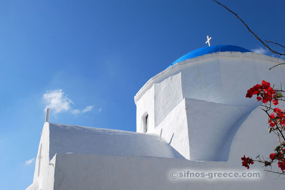 Una chiesa con cupola blu a Apollonia