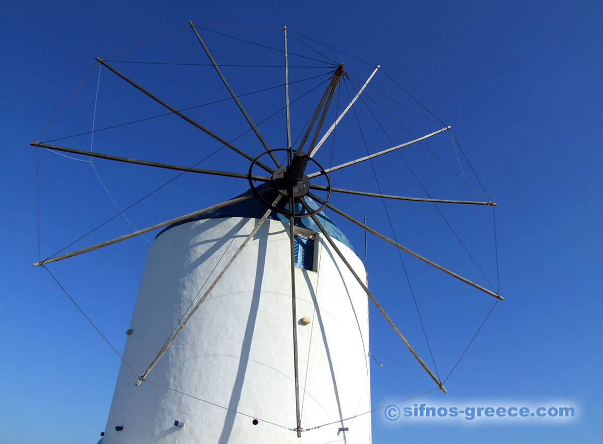 Mulino a vento tradizionale a Artemonas