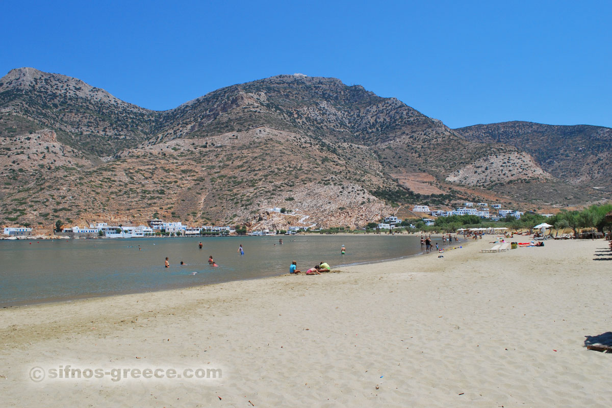 La spiaggia di sabbia di Kamares