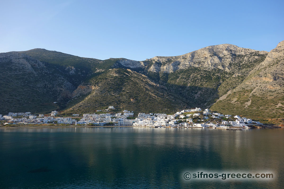 Il villaggio e la spiaggia di Kamares