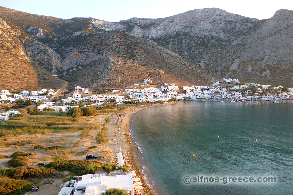 La spiaggia di Kamares, al tramonto