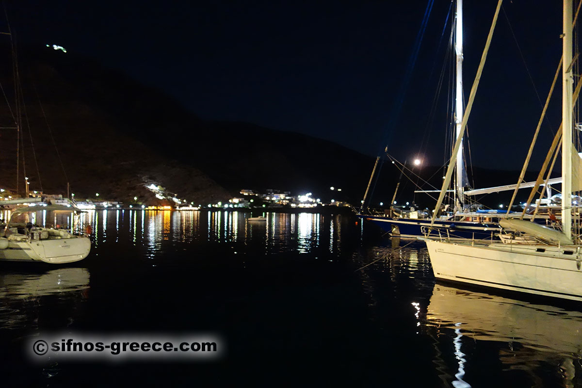 Il porto di Kamares di notte