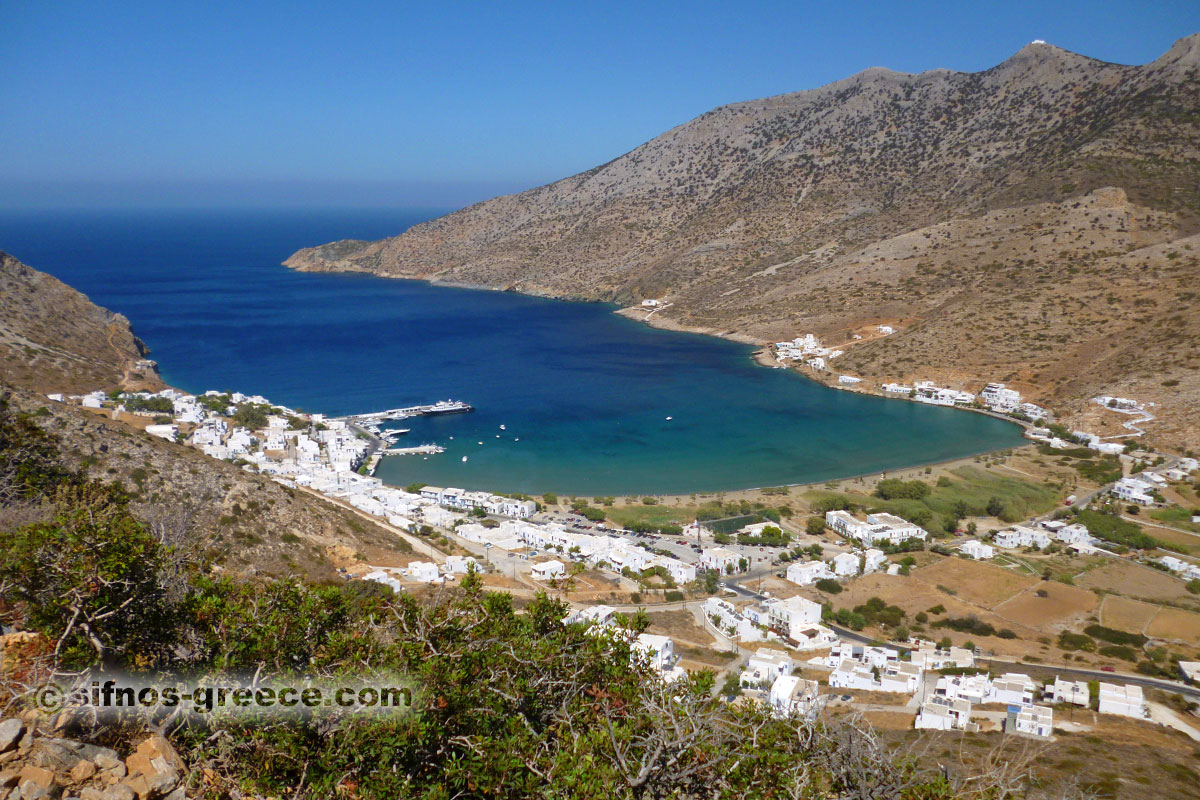 Il villaggio e la spiaggia di Kamares