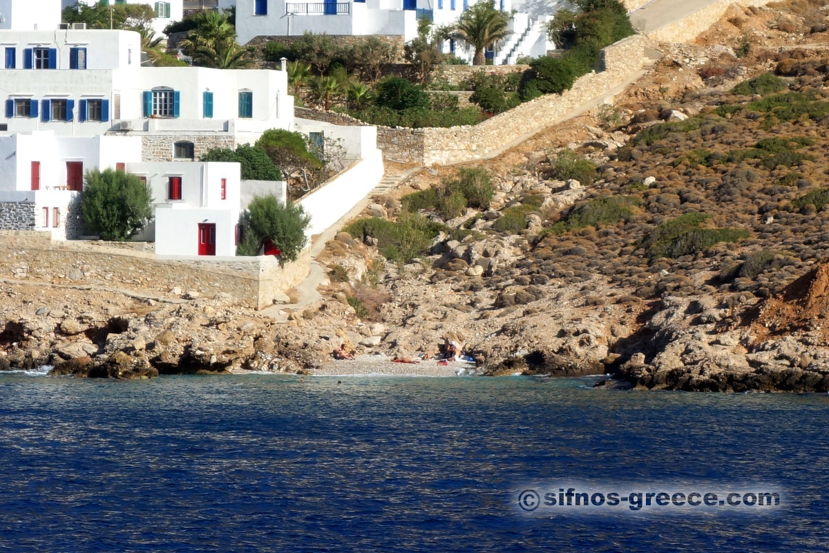 La piccola spiaggia Spilia accanto al Kamares