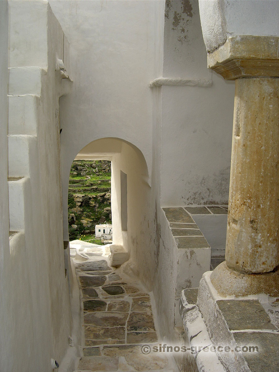 Una colonna antica ad una casa di a Kastro
