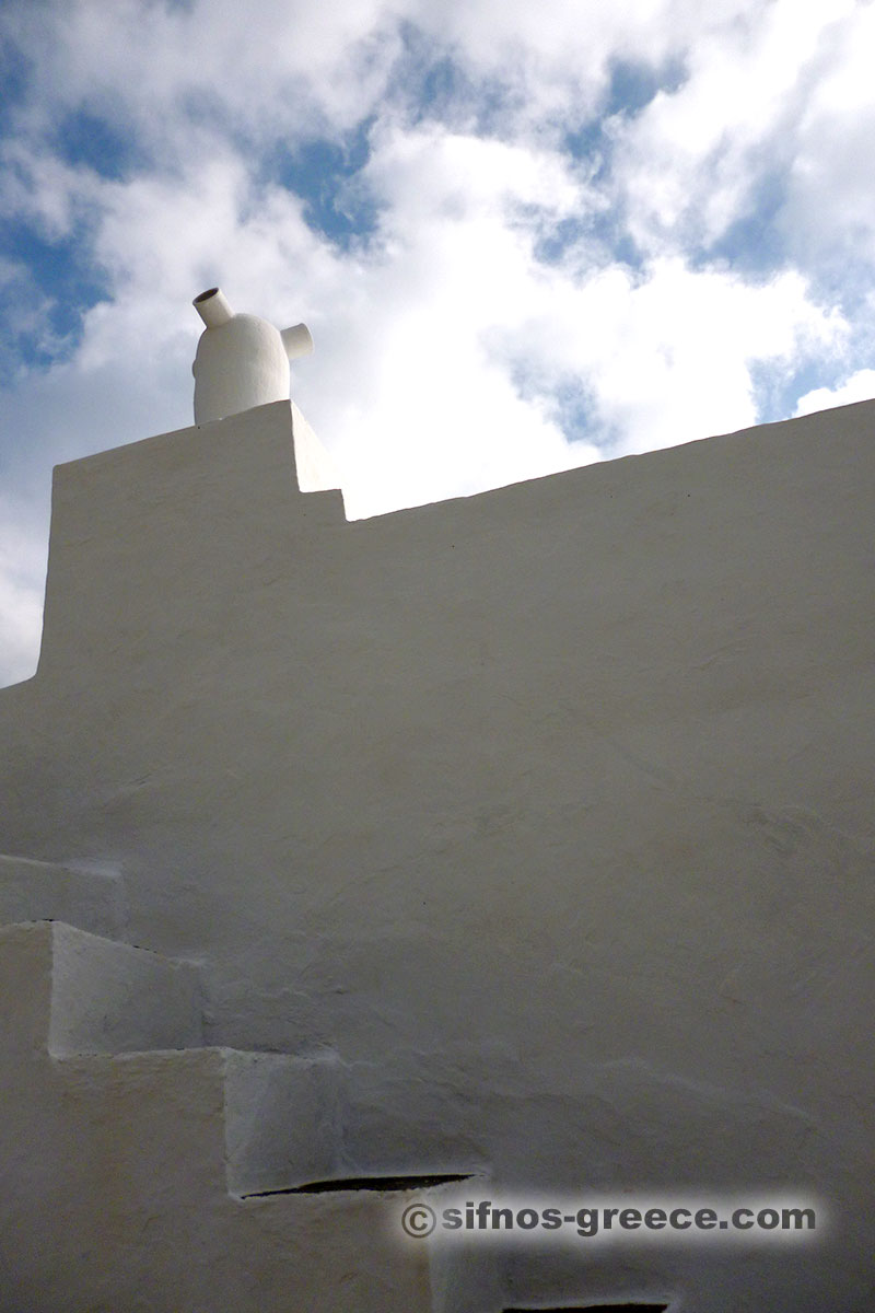 Una casa con il camino in ceramica a Pano Petali