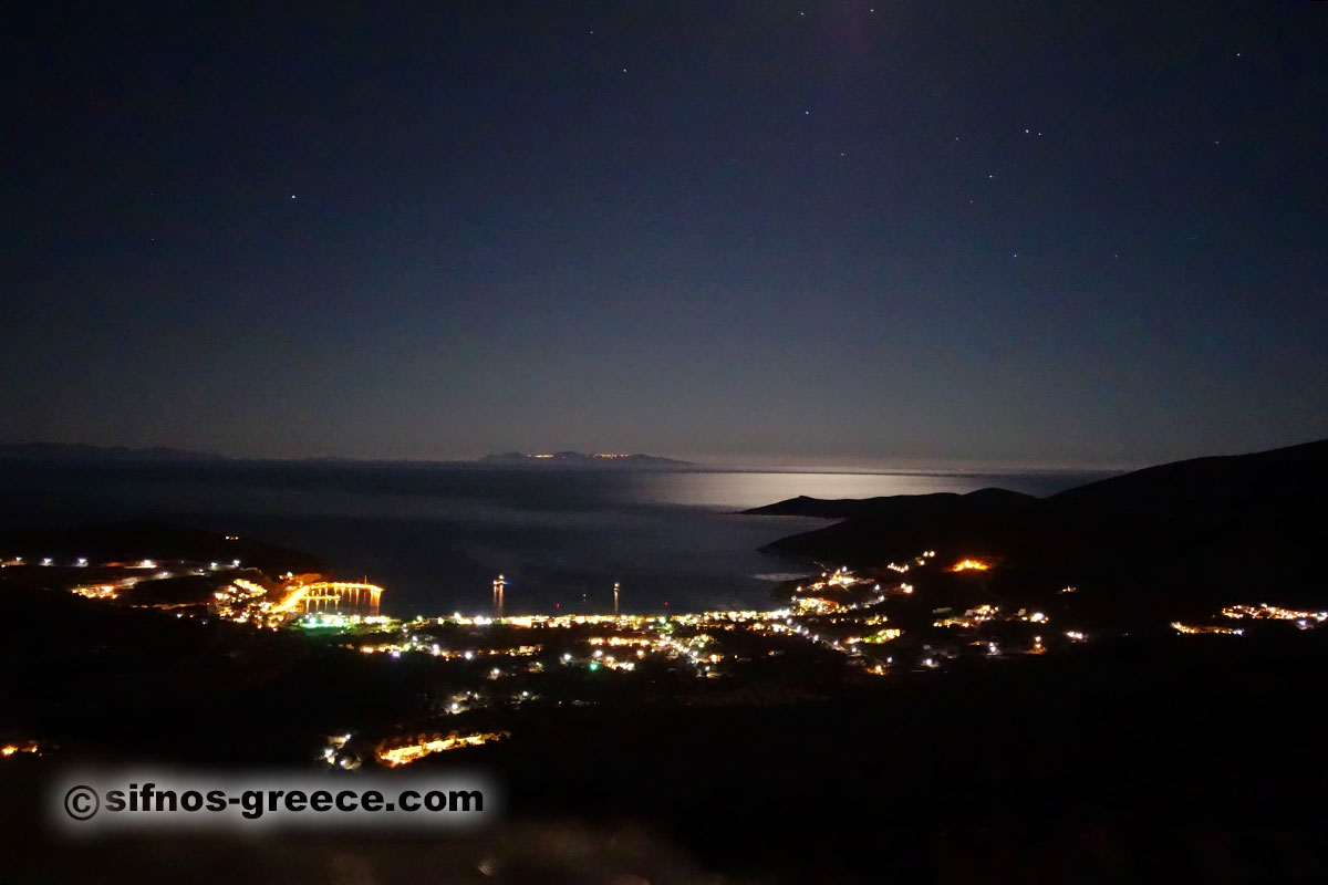 Il golfo di Platis Gialos, durante la notte