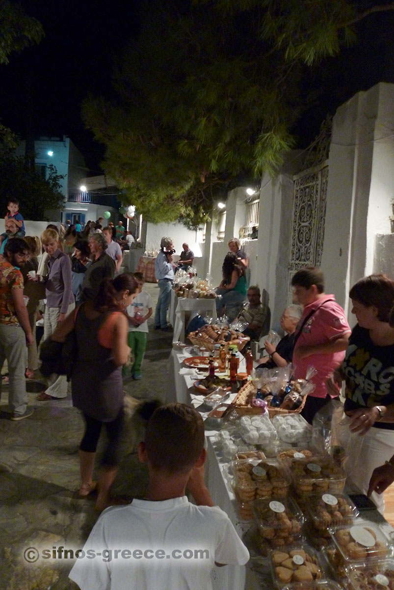 Un piccolo mercato al viale centrale di Artemonas