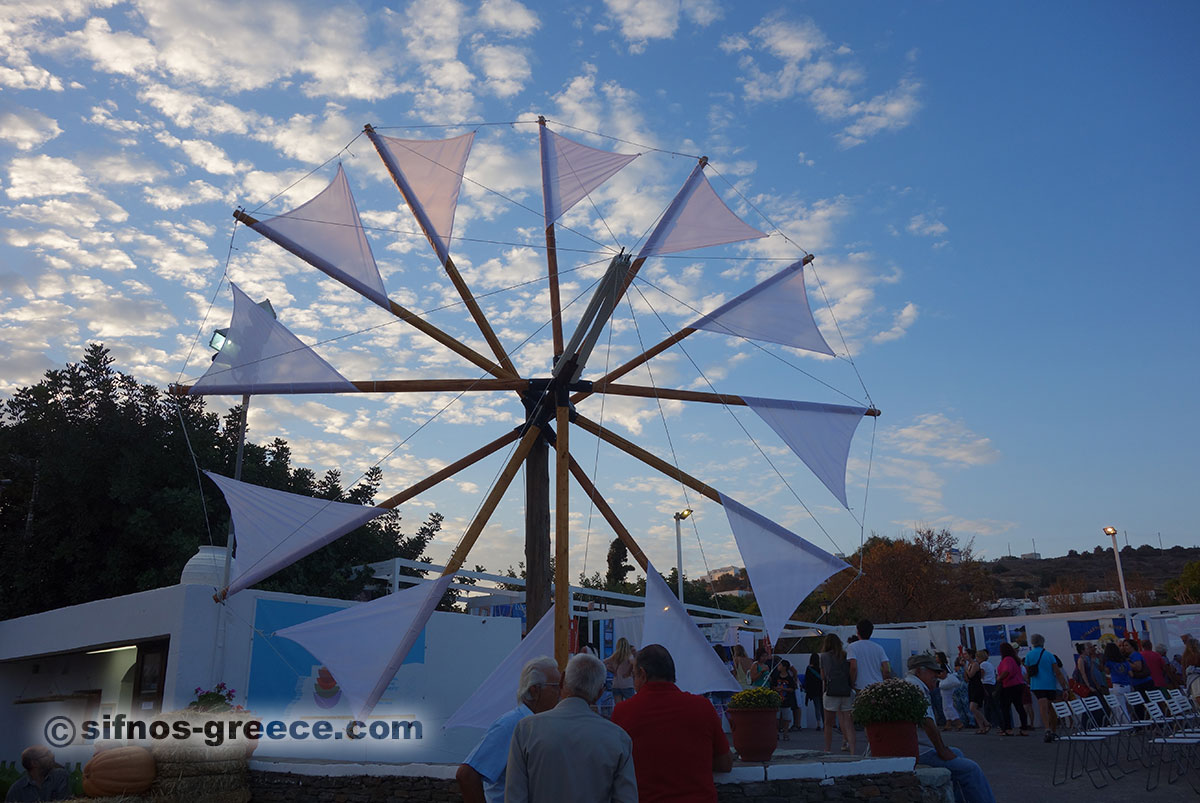 Un mulino a vento in legno al Cicladi Gastronomia Festival